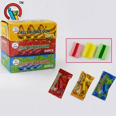 mâcher des bonbons de chewing-gum avec de la gelée