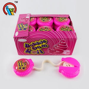 mâcher des bonbons roulés à bulles
