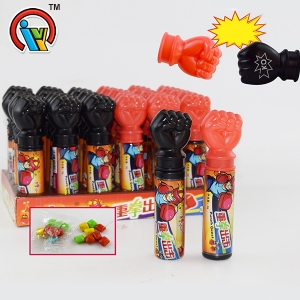poing jouet avec bubble-gum