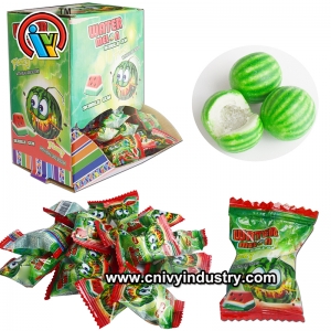 chewing-gum bon marché avec des bonbons en poudre aigre