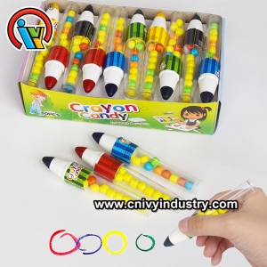 bonbons de jouet de crayon de couleur à l'intérieur