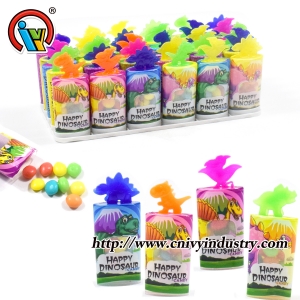 mâcher des bonbons gélifiés dans une bouteille de dinosaure