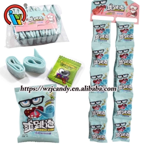 rouler du chewing-gum avec des bonbons éclatants