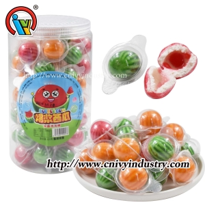 Bonbons bubble gum remplis de confiture liquide