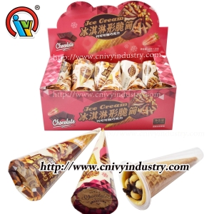 Biscuit au chocolat en forme de crème glacée avec de la confiture