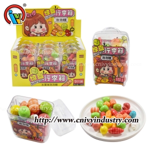 Bouteille de bagages avec chewing-gum
