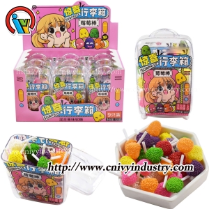 Bonbon sucette gommeuse dans une bouteille de bagages
