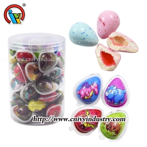 oeuf de dinosaure chewing-gum avec de la confiture
