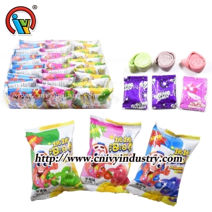 Mini rouleau de chewing-gum avec des bonbons pétillants
