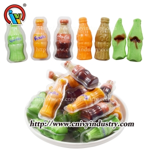 Boire des bonbons gommeux en forme de bouteille avec de la confiture
