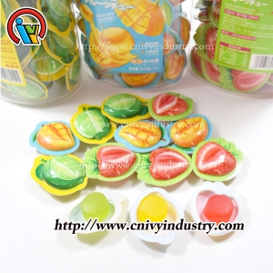 bonbon gommeux à l'intérieur de la coupe de fruits
