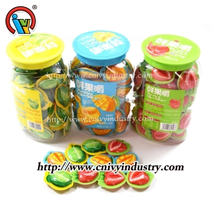 bonbon gommeux à l'intérieur de la coupe de fruits
